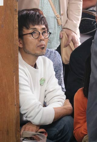説明を聞く哲学者の鞍田祟さん