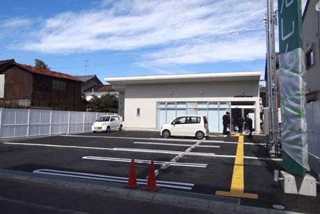 新築した三条信用金庫の古城町支店
