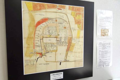  店舗入り口に設置した古城町支店の場所が三条城本丸跡とわかる「古城田畑絵図面」の複製を展示