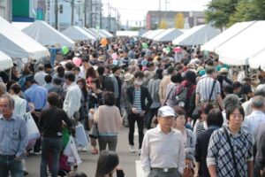 5万8,000人の買い物客でにぎわった第35回燕青空即売会
