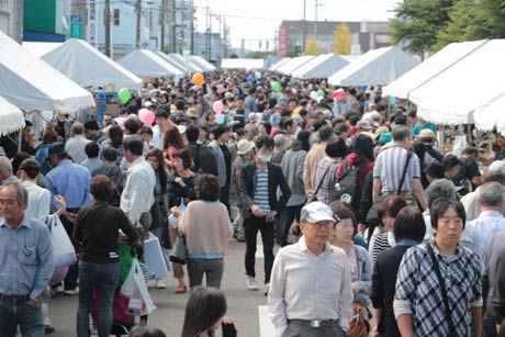 5万8,000人の買い物客でにぎわった第35回燕青空即売会