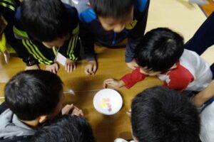 第9回食育学校「はらぺこ塾」であめ玉を食べる子どもたち