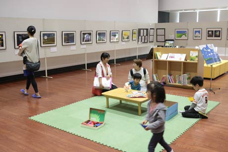 つばめホールで開かれているはたこうしろう絵本原画展