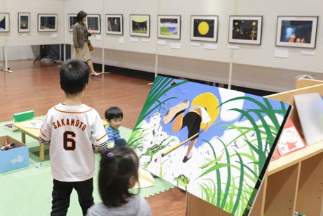  つばめホールで開かれているはたこうしろう絵本原画展