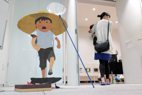 会場入り口前に『なつのいちにち』に登場する少年の等身大パネル