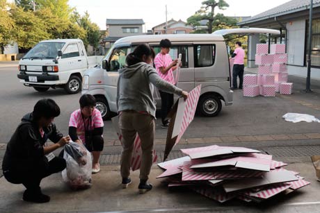 三条鍛冶道場で段ボール箱を崩して撤収作業