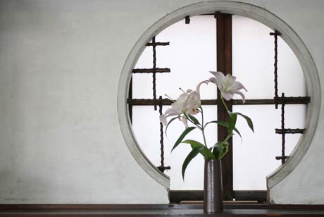  ＝玉川堂の床の間に飾られた鎚起銅器の花器