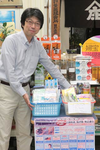 秋の大感謝セールを行っている「すずらん通り商店街」で参加店の日野庄薬局の店主、五十嵐さん