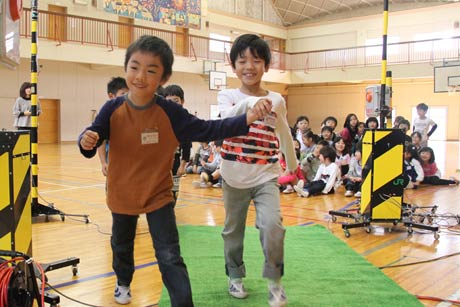弥彦小学校で開かれた踏切安全教室