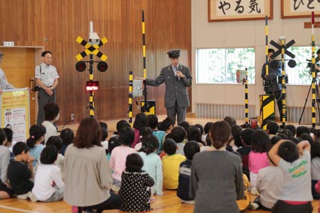 弥彦小学校で開かれた踏切安全教室