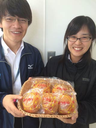ふわふわ濃厚生クリームとしっとり特製あんこが絶妙な「よつわりパン」