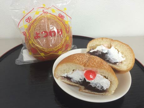 ふわふわ濃厚生クリームとしっとり特製あんこが絶妙な「よつわりパン」