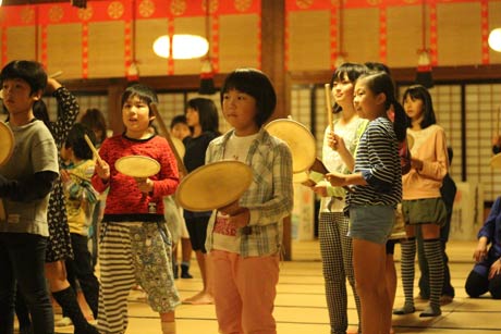 本成寺の御会式に向けてうちわ太鼓を練習する本成寺万灯奉納会