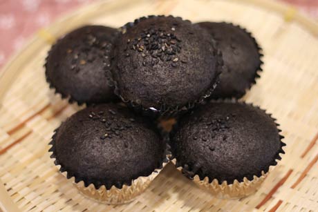 最優秀賞を受けた瀬倉さんの「黒米蒸しまんじゅう」