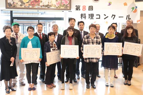  受賞者と関係者で記念写真、前列は左から吉田校長、受賞者の米田さん、佐藤さん、瀬倉さん、古沢さん、木村さん、鶴巻さん