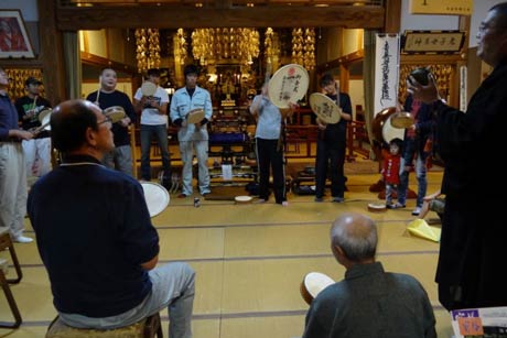 本成寺の御会式逮夜の万灯練り行列に向けて久成院で練習する一灯会
