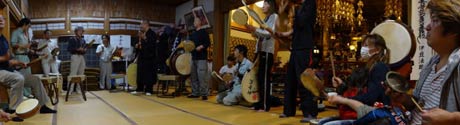 本成寺の御会式逮夜の万灯練り行列に向けて久成院で練習する一灯会