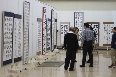 展示作業が進む第11回三条市美術展の会場