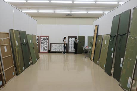 作品が搬入された三条市美術展会場