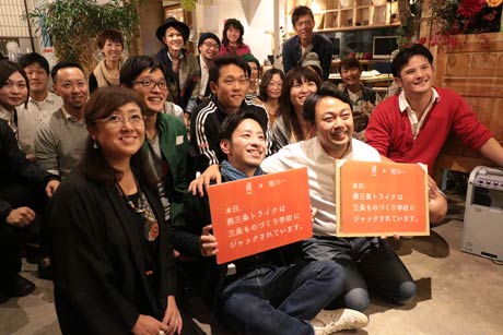 燕三条トライクと三条ものづくり学校の相互利用を発表した、三条ものづくり学校が燕三条トライクで開いたクリエーターズサロン、オレンジのカードを持っている左が斎藤さん、右が小山さん