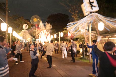 本成寺の御会式の逮夜に行われた万灯行列、久成院前でまといなどを披露する一灯会