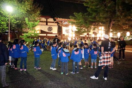 本成寺に戻って最後のうちわ太鼓をたたく本成寺万灯奉納会の子どもたち