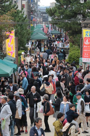 8万2,900人もの人出でにぎわった三条マルシェ、三条別院から続く本寺小路は人出ぎっしり