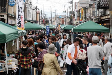 大通りも人であふれる