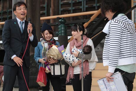 90万人目になった斉藤さん(右の女性)