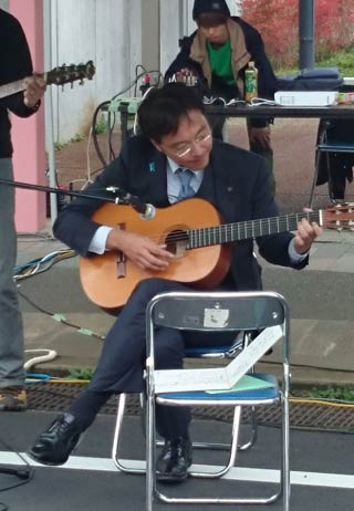 オープンマイクでクラシックギターを弾く国定市長