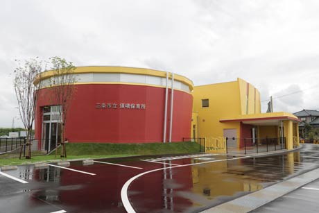 須頃保育所を遊戯室側から