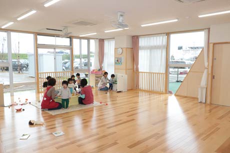 仕切り家具でスペースを簡単に変更できる0歳児から1歳児の保育室