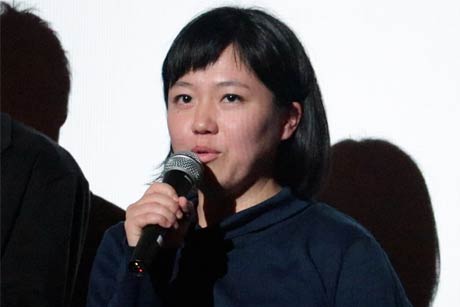 舞台あいさつを行う鶴岡監督