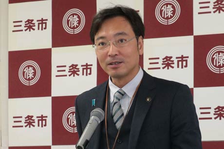 記者会見する国定市長