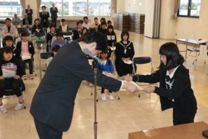 燕市交通安全協会主催平成27年度交通安全ポスターコンクールの表彰式