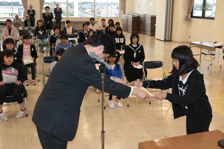 燕市交通安全協会主催平成27年度交通安全ポスターコンクールの表彰式