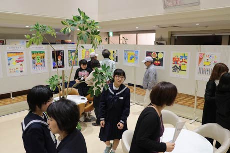 吉田公民館1階ロビーに受賞作品を展示