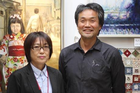 地域たすけあいネットワーク「蔵ギャラリー」で開かれている「二人と友達展」の二人、鈴木泰子さんと田沢宏和さん
