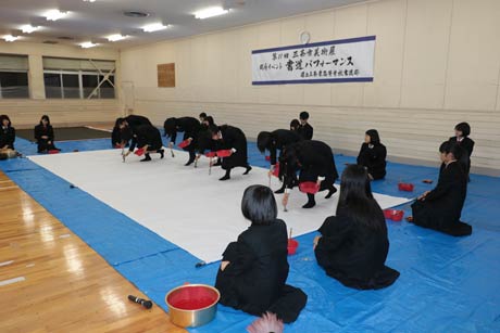 三条市展開場式イベントで書道パフォーマンスを披露する三条東高書道部が前日リハーサル