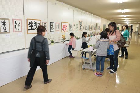 市展開幕前日にわくわく文化未来塾の生け花やフラワーアレンジメントの制作