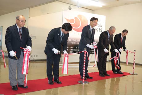  ＝17日開幕した三条市展開場イベントのテープカット