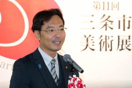 あいさつする国定三条市長