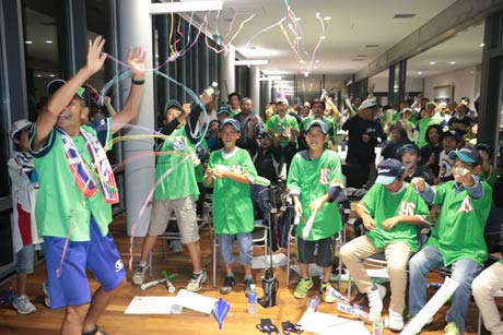 ヤクルトがリーグ優勝を決めた2日、燕市が行ったパブリックビューイングで優勝の瞬間の歓喜