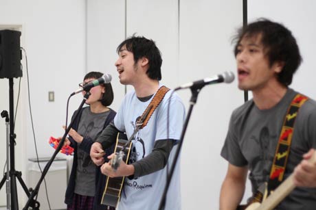 ミニライブ、作品のなかで演奏するバンド「ザンバック」のライブ