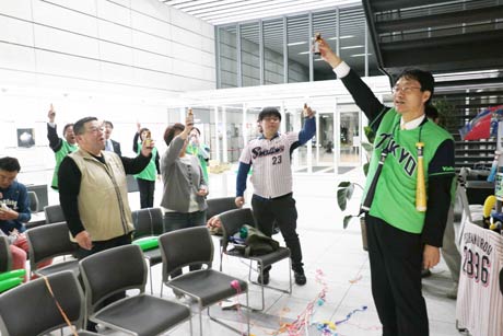 鈴木市長の音頭でヤクルト「タフマン」で乾杯
