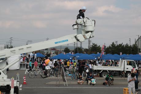 働くクルマ大集合で高所作業車のバケットに試乗