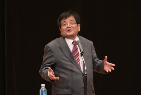 燕市の「女と男」ふれ愛フェスタ2015で講演する森永卓郎さん