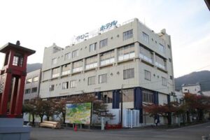 廃墟見学ツアーを行う弥彦村が取得した旧やひこ観光ホテル