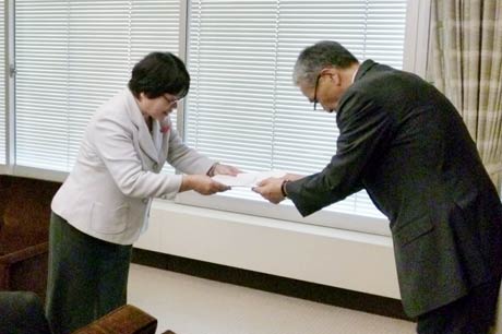 新潟県央工業高等学校同窓会の梨本会長(右)から北窓副知事に要望書を手渡す