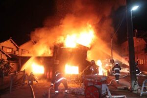 火災現場の火元とも思われる住宅